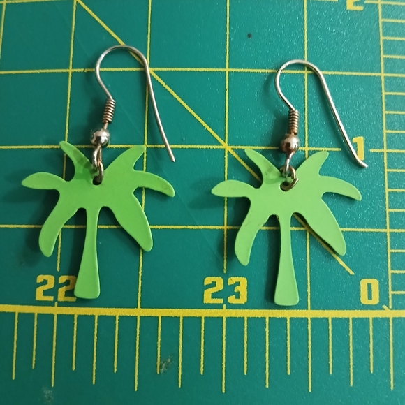 Vintage hand painted palm tree earrings - Picture 3 of 3